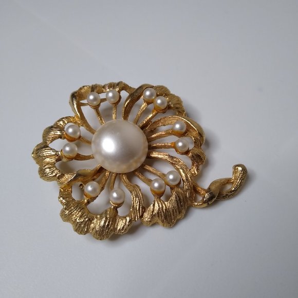 Vintage Faux Pearl And Metal Large Flower Brooch - Picture 2 of 15